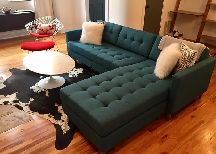 Walk To Lincoln Park, North Avenue Beach, And Second City! Lovely Old Town Charm! Condo