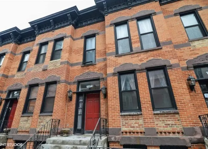 Walk To Lincoln Park, North Avenue Beach, And Second City! Lovely Old Town Charm! Condo